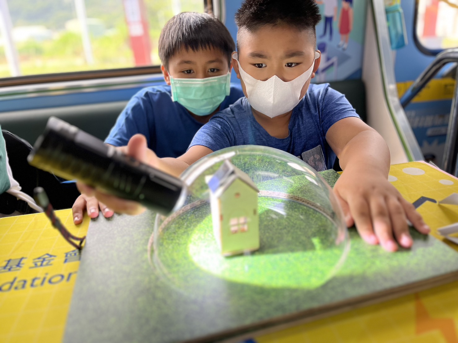 G22恒峰參與基礎科學主題車廂，以STEAM教學精神，設計「逐日科學家」、「太陽能工程師」以及「淨零建築師」三大能源科普課程和實驗